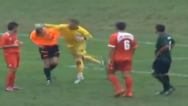 Судья избежал нокаута на первой секунде