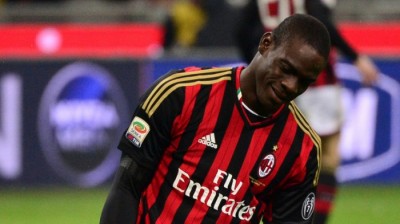 Baloteli može da žonglira sa loptom, ali i sa rukavicama (VIDEO)