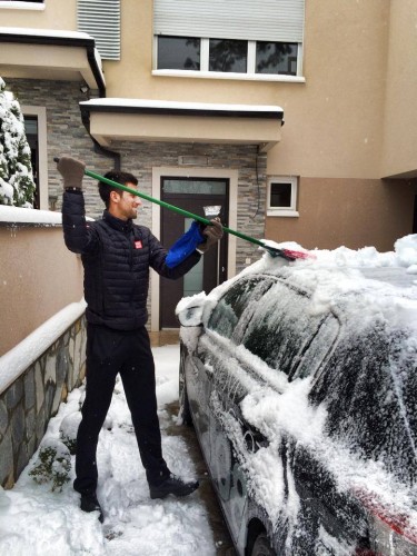 Nole se oduševio snegom (FOTO)