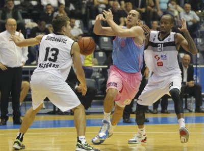 Kari pravi srpsku koloniju, dovodi i Vasu Micića