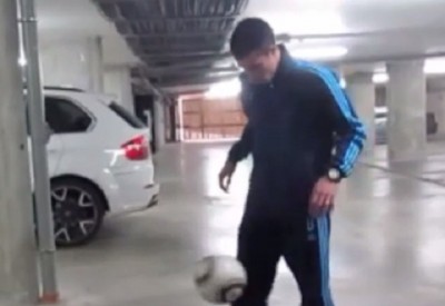 Trikovi povređenog Van Persija (VIDEO)