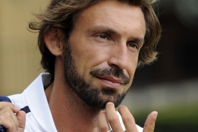 To je on? Pijani Pirlo sa autobusa prosipa piće po navijačima! (VIDEO)