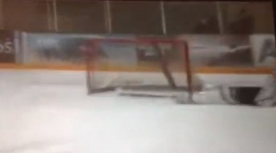 Umesto da brani golman pričao sa navijačima pa primio gol za poraz (VIDEO)