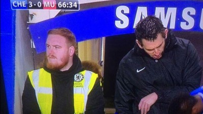 Runi honorarno radi kao obezbeđenje (FOTO)