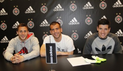 Fudbaleri Partizana potpisivali dresove fanovima (VIDEO)(FOTO)