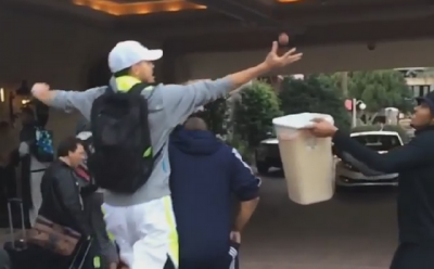 Kari ‘posterizovao’ trenera na parkingu (VIDEO)