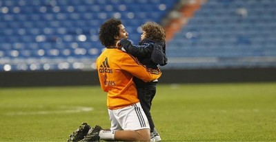 KAPA DOLE: Osvojio Superkup Evrope sa Realom, pa obradovao dečaka u kolicima! (VIDEO)