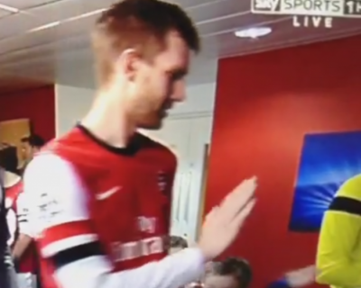 Mertesaker ‘povredio’ dečaka snažnim pozdravom (VIDEO)