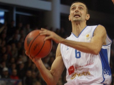 IMA LI GENIJALNIJEG KOMENTARA? Milan Dozet sa ženom gledao doček košarkašica, a ćerke? (FOTO)