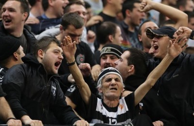 FOTO priča: Podrška za Partizan sa tribina ne izostaje, bez obzira na sve