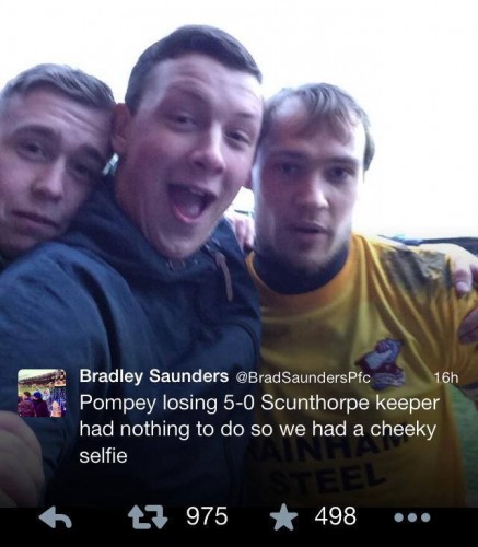 Golman se iz dosade slikao sa navijačima tokom meča (FOTO)