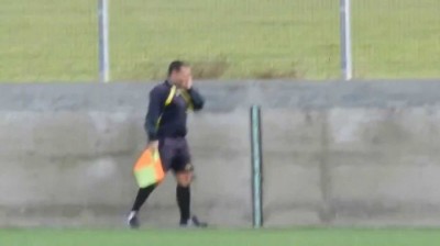 Neverovatno: Sudija telefonirao tokom utakmice (VIDEO)