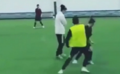 Trener dva puta u sekundi ponizio mladog fudbalera (VIDEO)