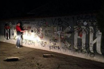 Cecin sin urinirao po grafitima ‘Grobara’ (FOTO)