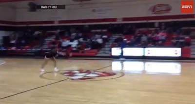 Čirlidersica ne prestaje da oduševljava neverovatnim koševima (VIDEO)