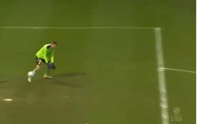 Kad je golman previše opušten (VIDEO)