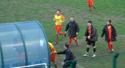 Fudbaler sklon samopovređivanju dobio crveni karton (VIDEO)