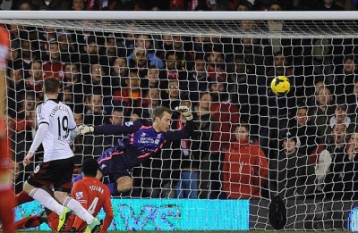 Ture uz autogol uspeo i da faulira sudiju (VIDEO)