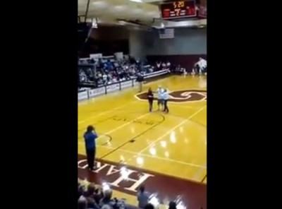 Slep čovek pogodio trojku (VIDEO)