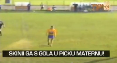 Kad ljuti navijač psuje golmana zbog primljenog gola (VIDEO)