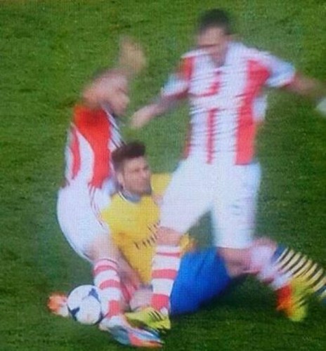 Žiruu dosuđen faul jer su ga šutnula dvojica istovremeno?! (VIDEO)