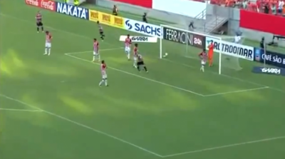 Autogol za čuđenje: Ili je namestio, ili nema veze sa fudbalom! (VIDEO)