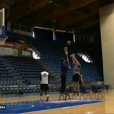 Kako metla pomaže Bogdanu da bolje šutira (FOTO)