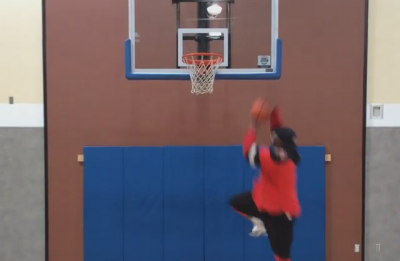 Iako ima 175 kilograma može da zakuca a nije Šakil O’Nil u pitanju (VIDEO)