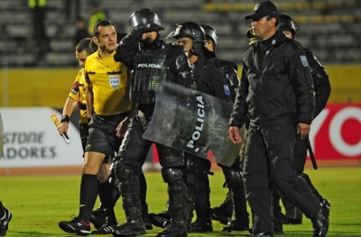 Primili gol iz penala u 95. minutu, pa pokušali da prebiju sudiju (VIDEO)