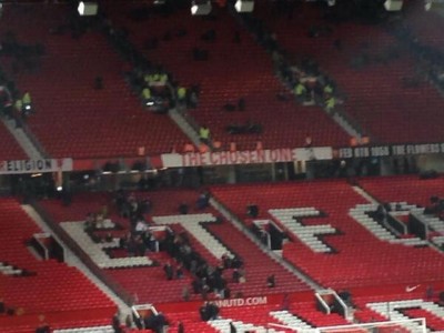 Redari čuvali Mojesov transparent od besnih navijača (FOTO)