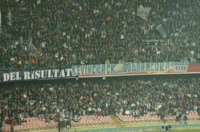 Sramotan transparent navijača Napolija! (FOTO)