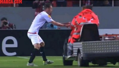 Ludak: Fudbaler Sevilje gurao doktore na terenu (VIDEO)
