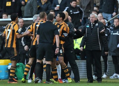 Skandal na Ostrvu: Trener glavom udario igrača (VIDEO)