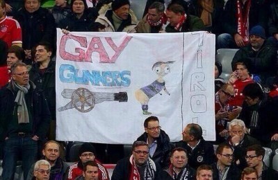 Navijači Bajerna uvredili Ozila transparentom (FOTO)