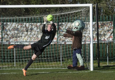 Golmani iz Premijer lige se takmičili u branjenju zombija (VIDEO)