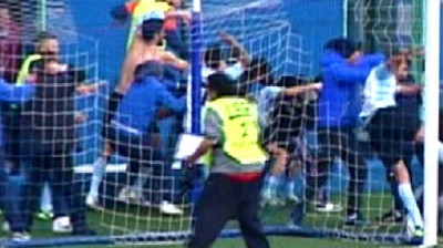 Šokantno: Tuča fudbalera i navijača u Italiji (VIDEO)