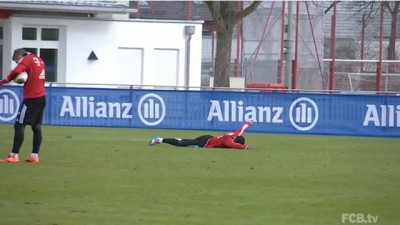 Alaba plivanjem proslavio gol iz slobodnjaka (VIDEO)