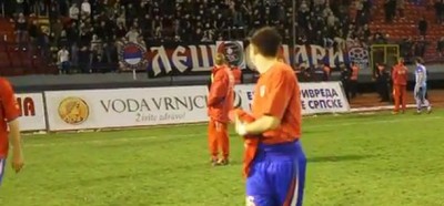 Fudbaler Borca serijom sočnih psovki odgovorio na ribanje navijača (VIDEO)