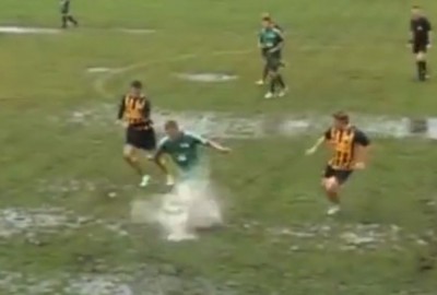 Ovo je fudbal ili… vaterpolo?! (VIDEO)