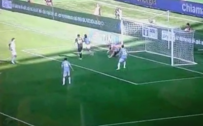 Golman i igrač Lacija se ‘udružili’ da daju autogol (VIDEO)