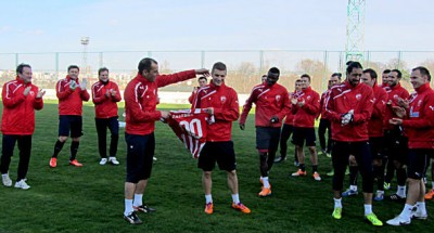 Lazović od Milijaša dobio jubilarni dres sa brojem 100 (VIDEO)