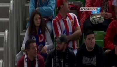 Otkud sad on? Navijač Zvezde na meču Partizana (FOTO)