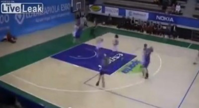 Košarkašica pokazala boksersko znanje (VIDEO)