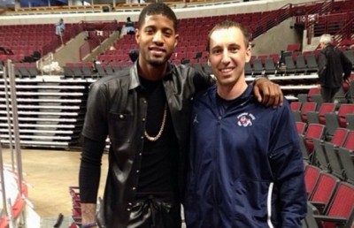 Nagradno pitanje: Gde Džordž nalazi ovu odeću? (FOTO)