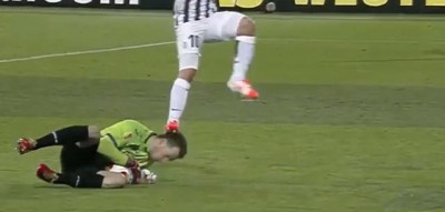 Pomahnitali Tevez nagazio golmana Fiorentine na glavu (VIDEO)