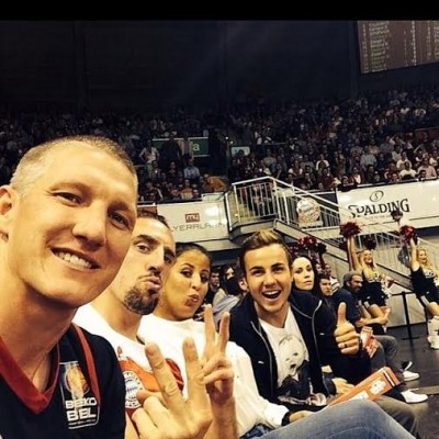 Fudbaleri Bajerna podržali Karijeve košarkaše (FOTO)