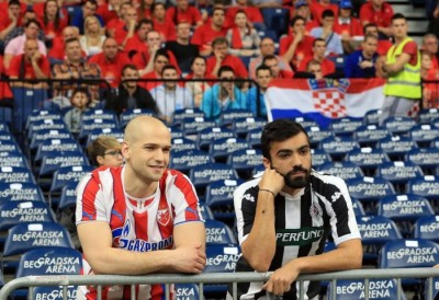 A gde su naši? Grobar i Delija zajedno gledaju košarku (FOTO)