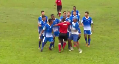 Brazil – ne sviđa ti se sudija? Uđi na teren i lupi mu šamarčinu (VIDEO)