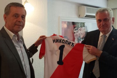 Predsednik Nikolić posetio Vošu i dobio na poklon retro dres