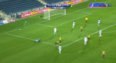 Da može sebe da isključi: Sudija faulirao srpskog fudbalera u šesnaestercu (VIDEO)